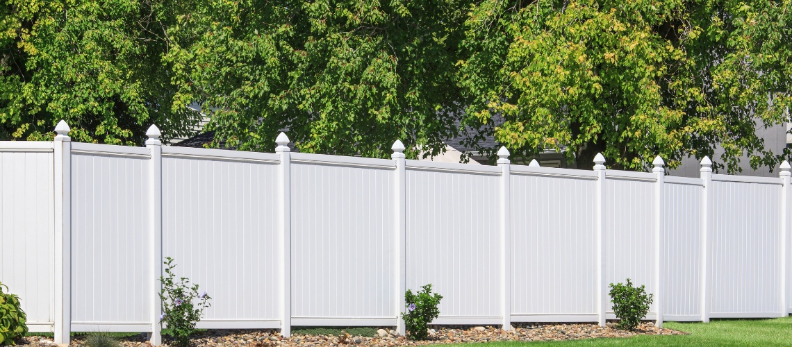 white vinyl fence