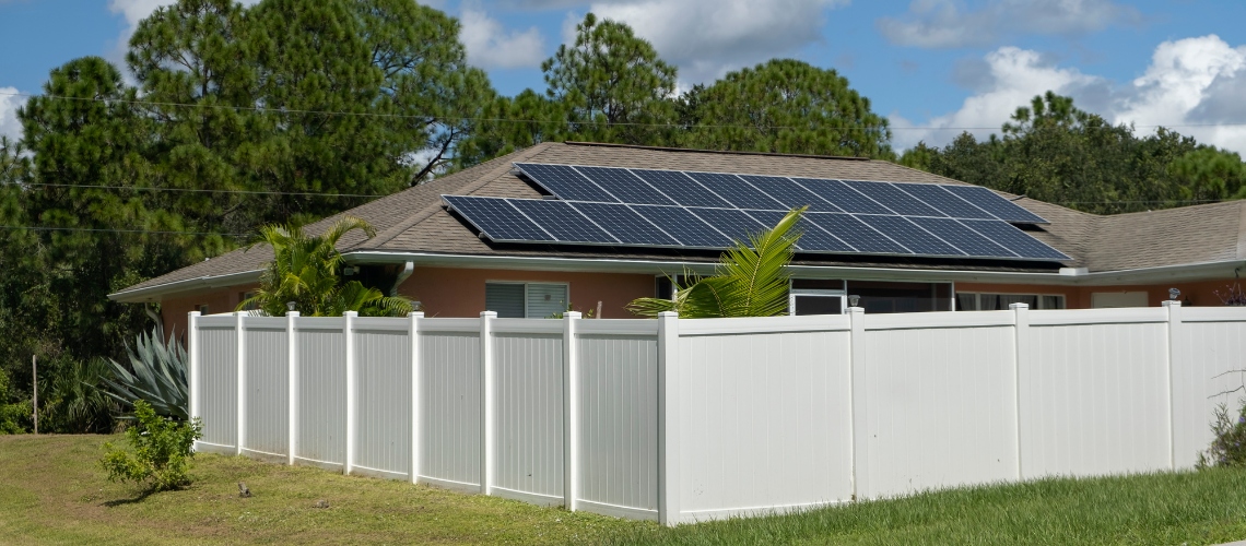 white vinyl fence