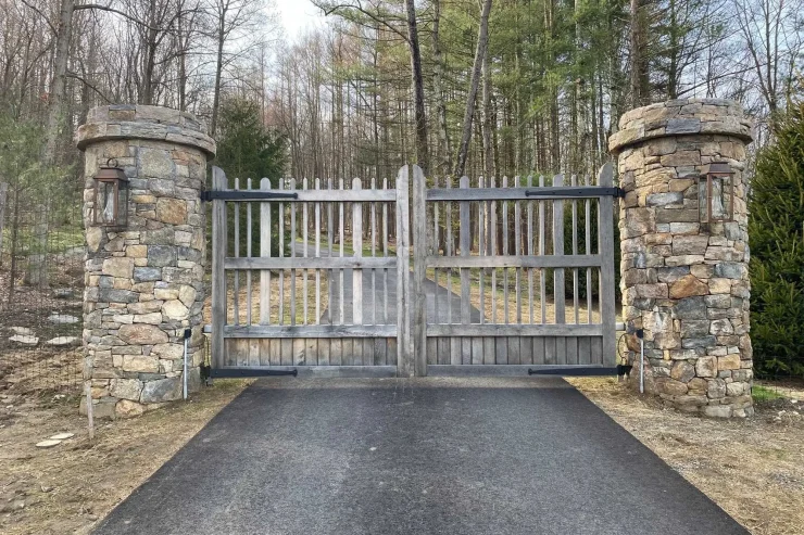gate-with-large-round-pillars_2000 gate-with-large-round-pillars_2000