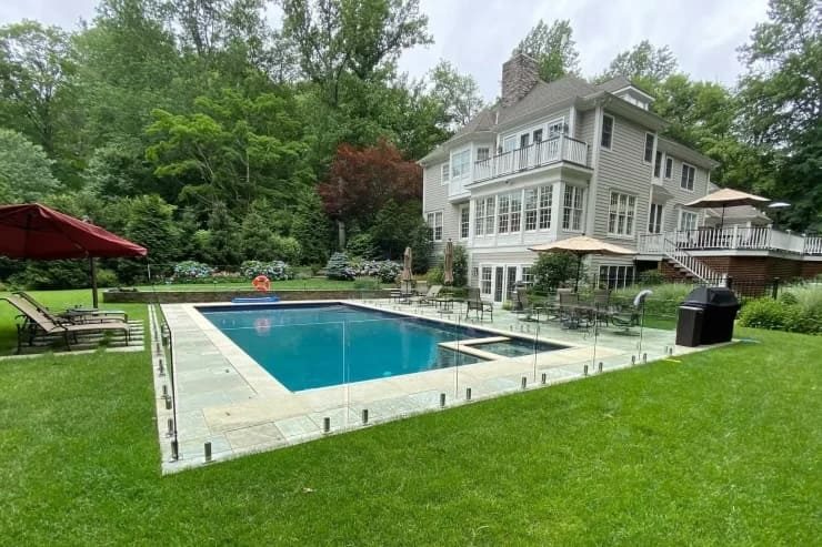 glass-pool-fence-3_2000-1-e1769812568456-rifrhyw7x3c0fyp4pnhk87j7skwhvjz3zlh2g9zj2a (1) (1)