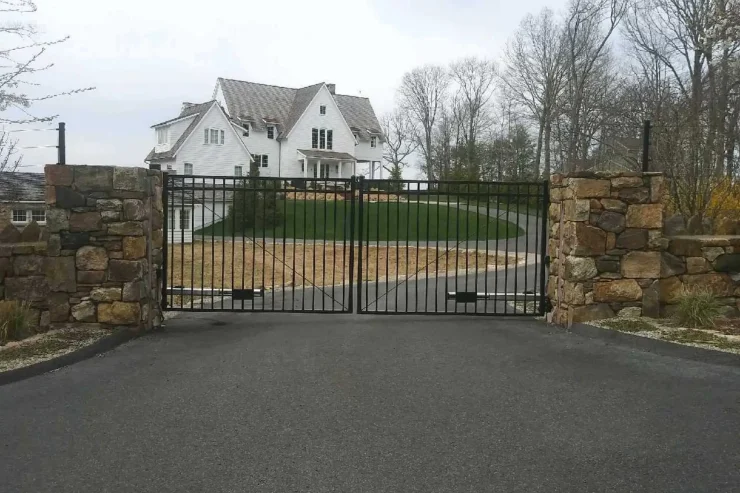 iron-driveway-gate_2000-e1760365587481 iron-driveway-gate_2000-e1760365587481