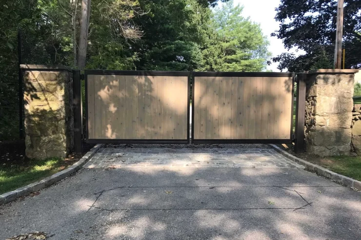 steel-gate-custom-cedar-infill_2000-e1760365893800 Fence company